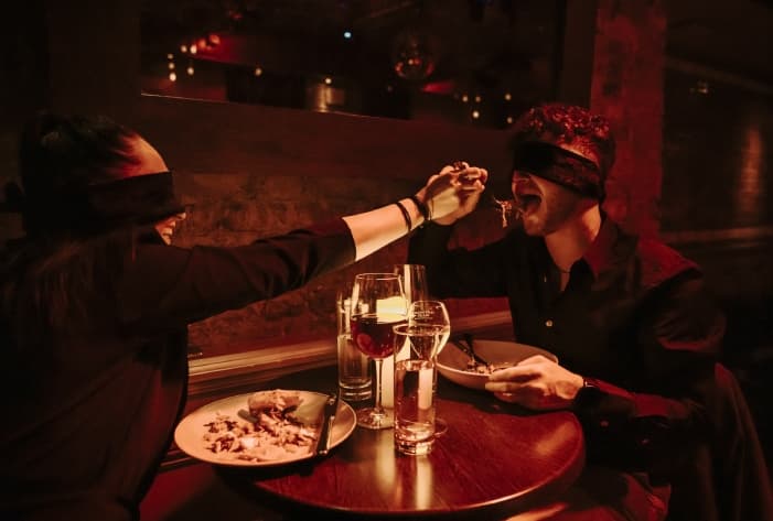 Eating blindfolded in a restaurant - Dining in the Dark CDMX