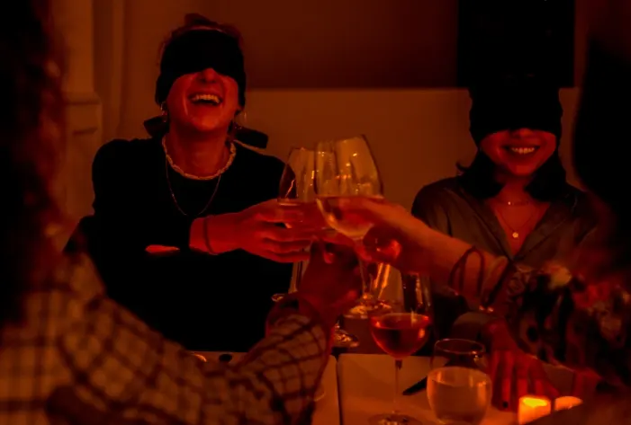 Eating blindfolded in a restaurant - Dining in the Dark Lyon